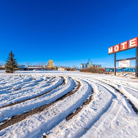 Blue Horse Motel Beiseker Exterior photo