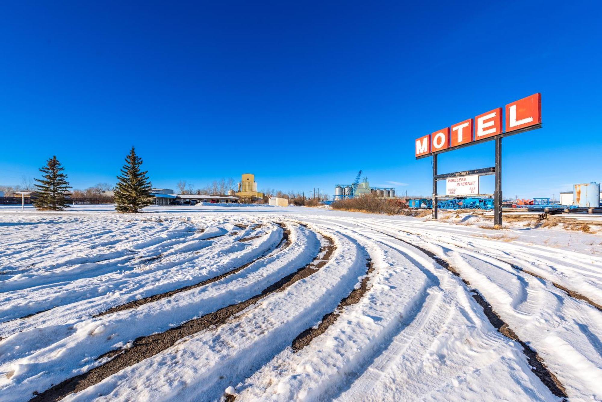 Blue Horse Motel Beiseker Exterior photo
