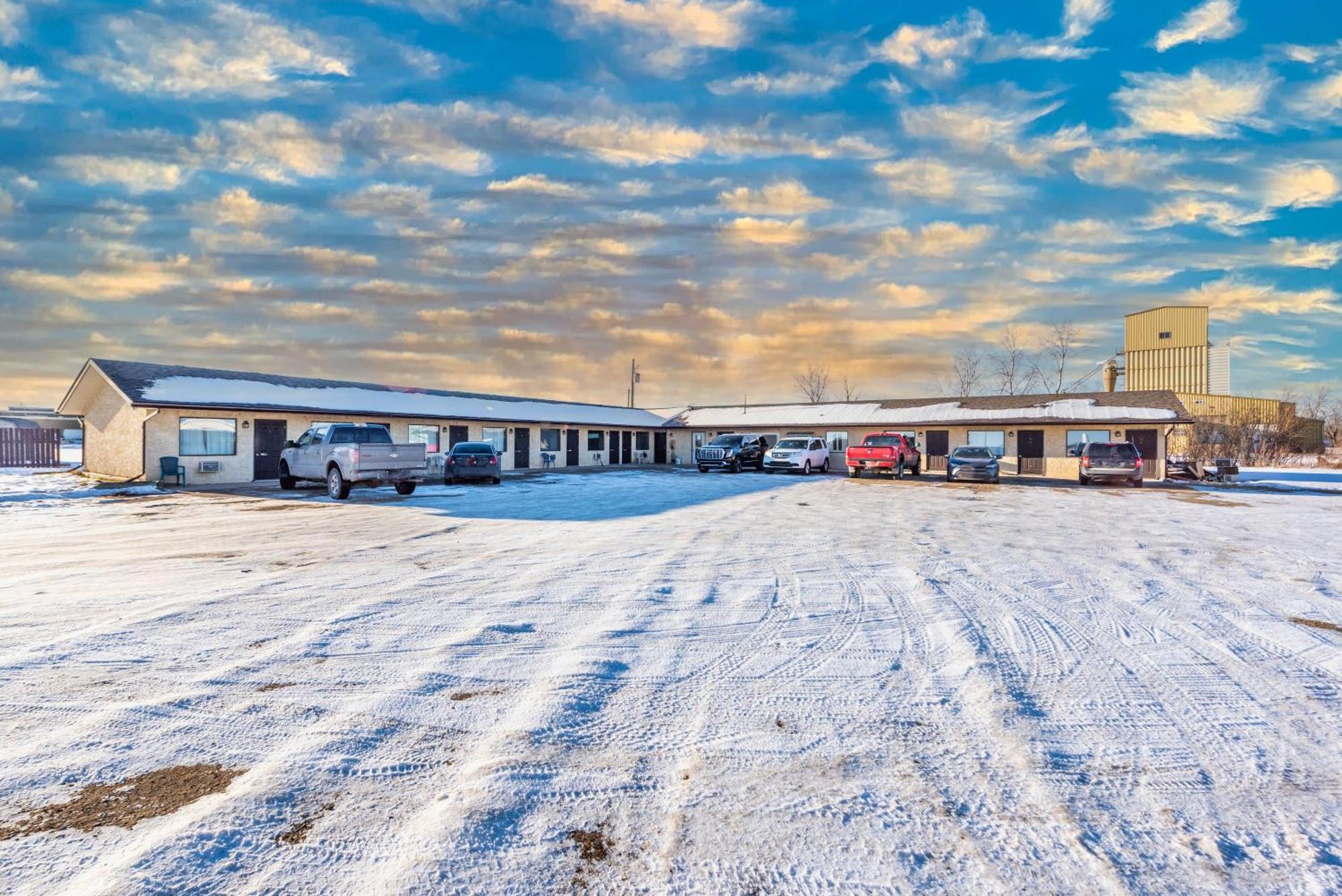Blue Horse Motel Beiseker Exterior photo
